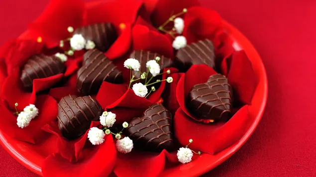 Valentinstag - Pralinen in Herzform mit Rosenblättern herunterladen