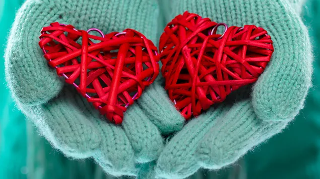 Денот на вљубените - Срца во рака 4K тапет