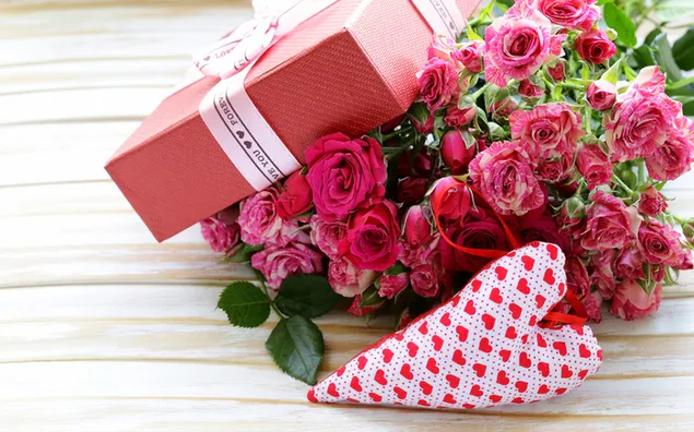 Día de San Valentín - preciosas rosas rosadas y regalos.