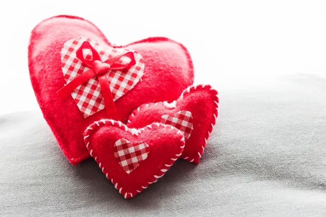 Día de San Valentín - preciosos corazones de tela roja