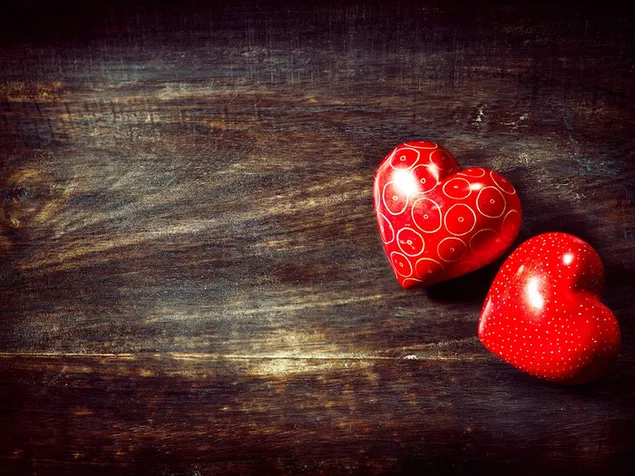 Valentinstag - reizendes rotes Herzpaar