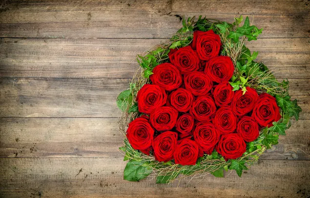 Valentinstag - reizendes Blumenherz der roten Rosen 2K Hintergrundbild