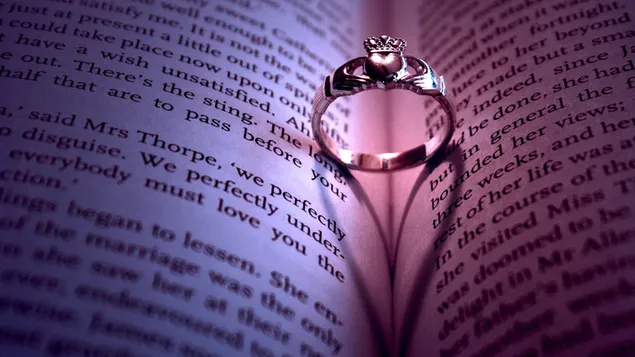 Hình nền Ngày lễ tình nhân - chiếc nhẫn đáng yêu trên cuốn sách 2K