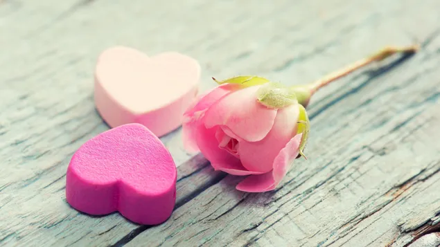 Valentinstag - schöne Rosen- und Herzbonbons 4K Hintergrundbild
