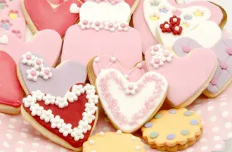 Valentinovo - Dekoracija kolačića pastelnim srcem 2K pozadina