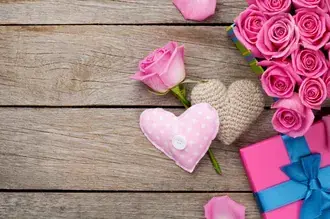 Tapeta Den svatého Valentýna - dekorace růžové růže a srdce 2K