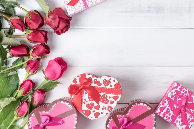 Valentinstag - rosa Rosen und die Geschenke