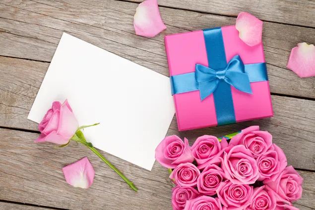 Valentinstag - Blumenstrauß und Geschenk aus rosa Rosen 4K Hintergrundbild