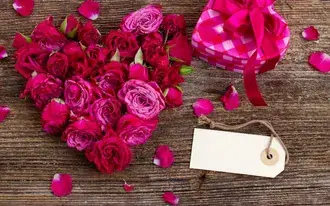 Tapeta Den svatého Valentýna - růžové růže srdce a dárky 2K