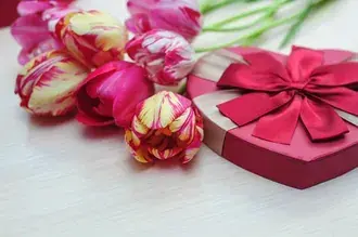 Tapeta Den svatého Valentýna - růžové tulipány a dárek 4K