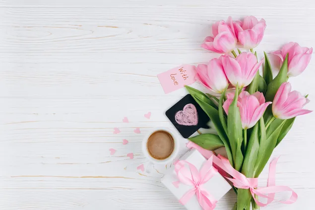 Valentinstag - Blumenstrauß und Geschenk mit rosafarbenen Tulpen