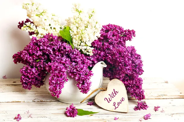 Преземете Денот на вљубените - декорација со виолетови и бели цвеќиња