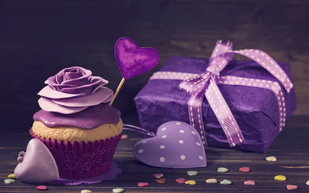 Valentinstag - Lila Cupcake-Dekoration und das Geschenk herunterladen