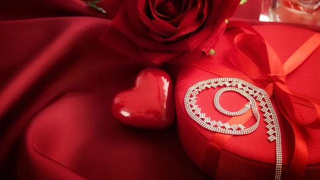 Valentinstag - rotes Herz und schönes Geschenk 4K Hintergrundbild