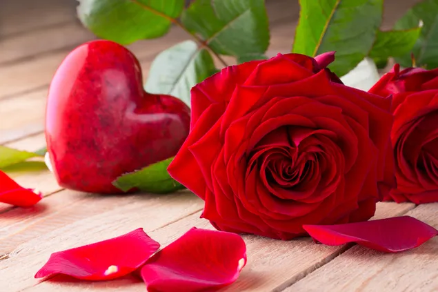 Valentinstag - rotes Herz und Rosendekoration herunterladen
