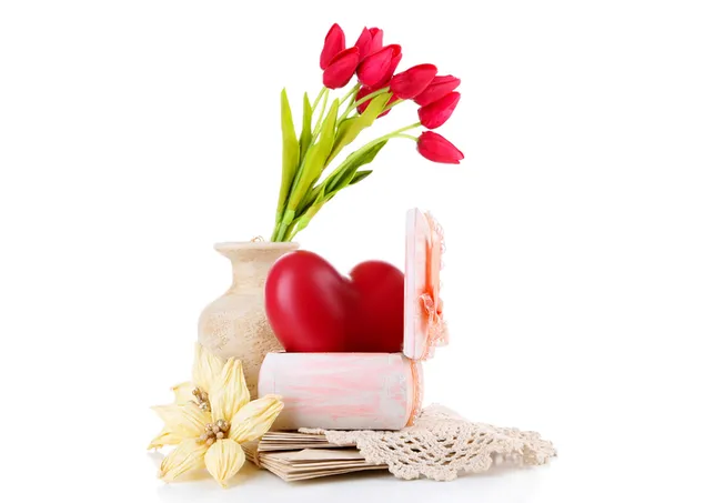 Muat turun Hari Valentine - hati merah dalam kotak dan bunga tulip