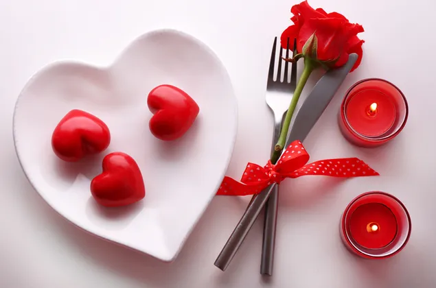 Día de San Valentín - decoración de corazones rojos y velas