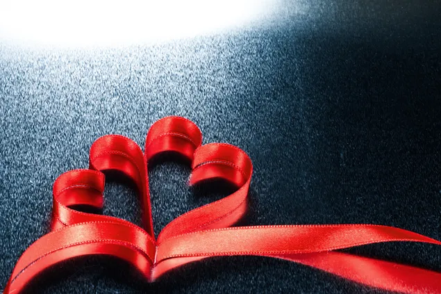 Valentinstag - Herzdekoration mit rotem Band