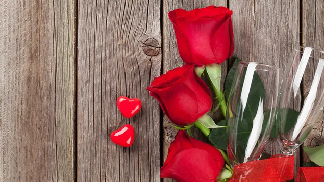 Ziua Îndrăgostiților - trandafiri roșii și pahare de șampanie 2K imagine de fundal