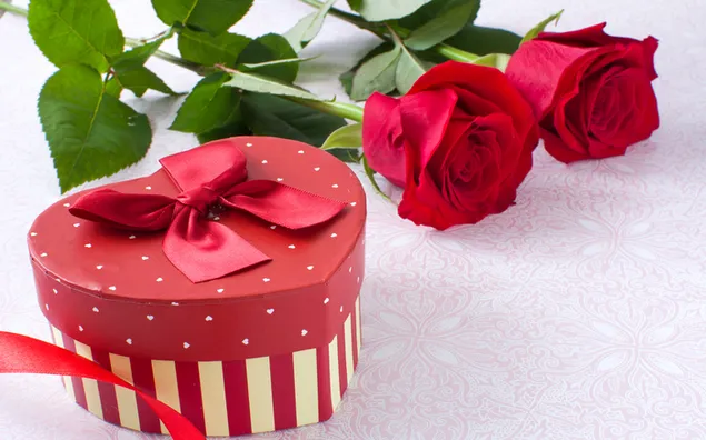 Valentinstag - rote Rosen und Herzbox vorhanden 2K Hintergrundbild