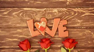 Tapeta Den svatého Valentýna - červené růže a láska dekorace 2K