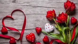 Dia dos Namorados - tulipas vermelhas e corações 4K papel de parede