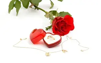 Día de San Valentín - rosa y la caja del anillo del corazón 2K fondo de pantalla