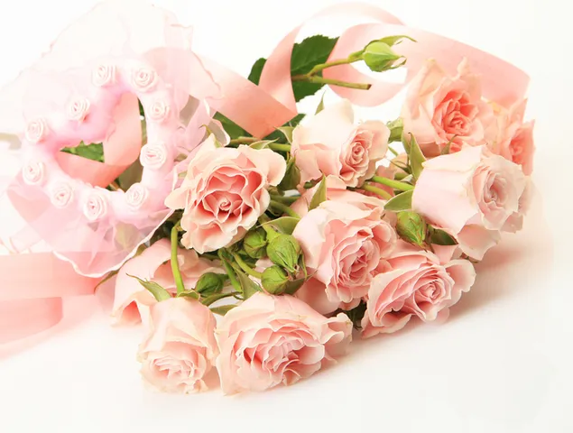 Valentinstag - Blumenstrauß aus zartrosa Rosen 2K Hintergrundbild