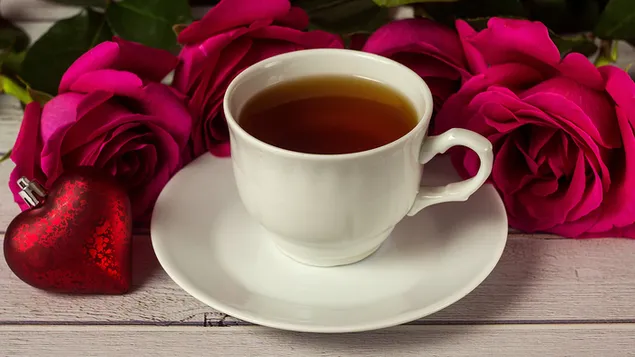 Día de San Valentín - taza de té y decoración de rosas.