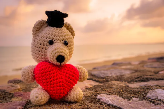 Преземете Денот на вљубените - плишана играчка со црвено срце