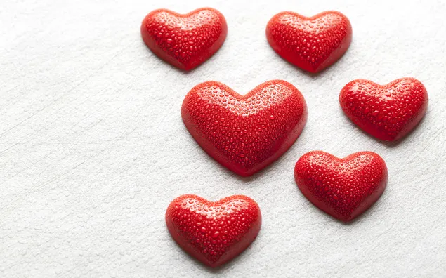 Valentinstag - Wassertropfen rote Herzen 2K Hintergrundbild