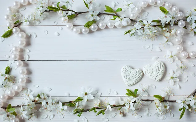 Valentinstag - weiße Blumen und Perlendekoration 2K Hintergrundbild