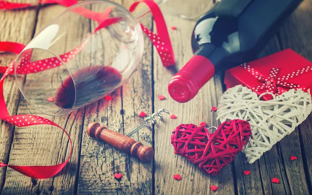 Día de San Valentín - botella de vino y copa con decoración de corazón