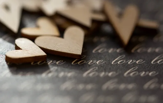 Dita e Shën Valentinit - dekorim i zemrës prej druri 4K sfond