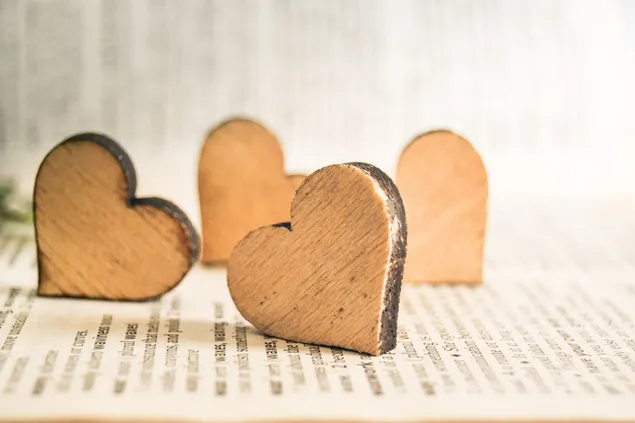 Hình nền Ngày lễ tình nhân - trái tim bằng gỗ 2K