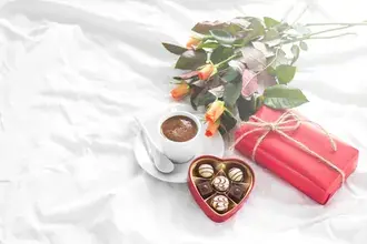 Valentijnssnoepjes op bed 4K achtergrond
