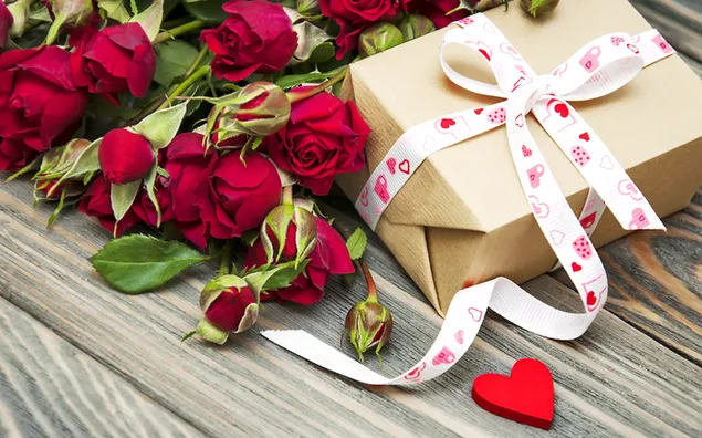 Valentinstag - Geschenk und Strauß roter Rosen