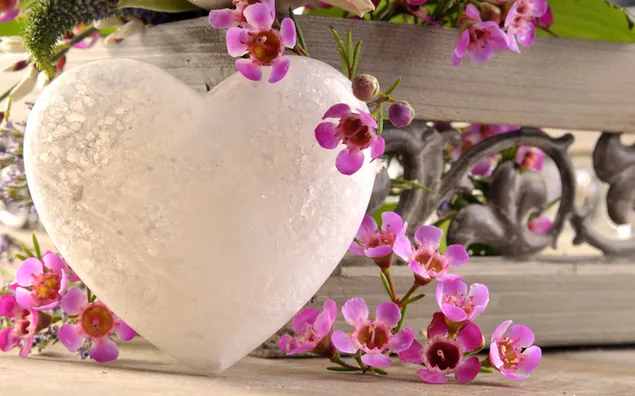 Valentinstag - Herzdekoration mit rosa Blumen herunterladen