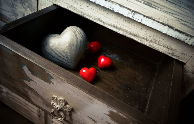 Valentinstag - Herzen im Holzstamm