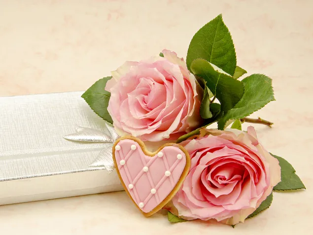 Valentinstag - rosa Rosen und Herzplätzchen