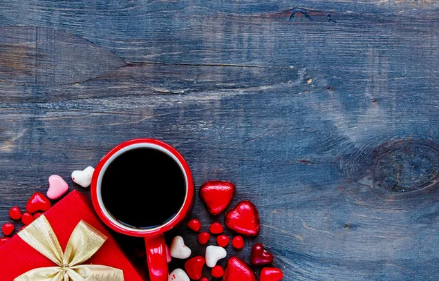 Valentinstag - schwarzer Kaffee mit Herzbonbons herunterladen