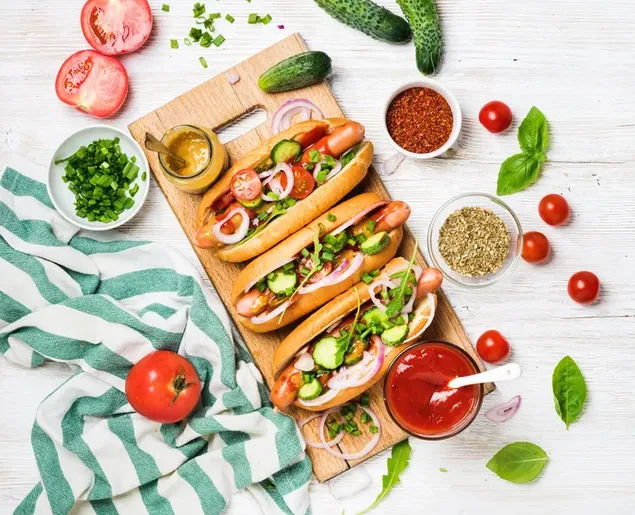 Berbagai rasa sandwich sayuran dan hotdog dengan saus tomat dan rempah-rempah lainnya