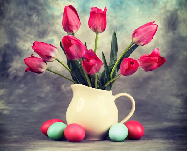 Vas bunga tulip merah muda dan telur berwarna wallpaper Paskah unduhan