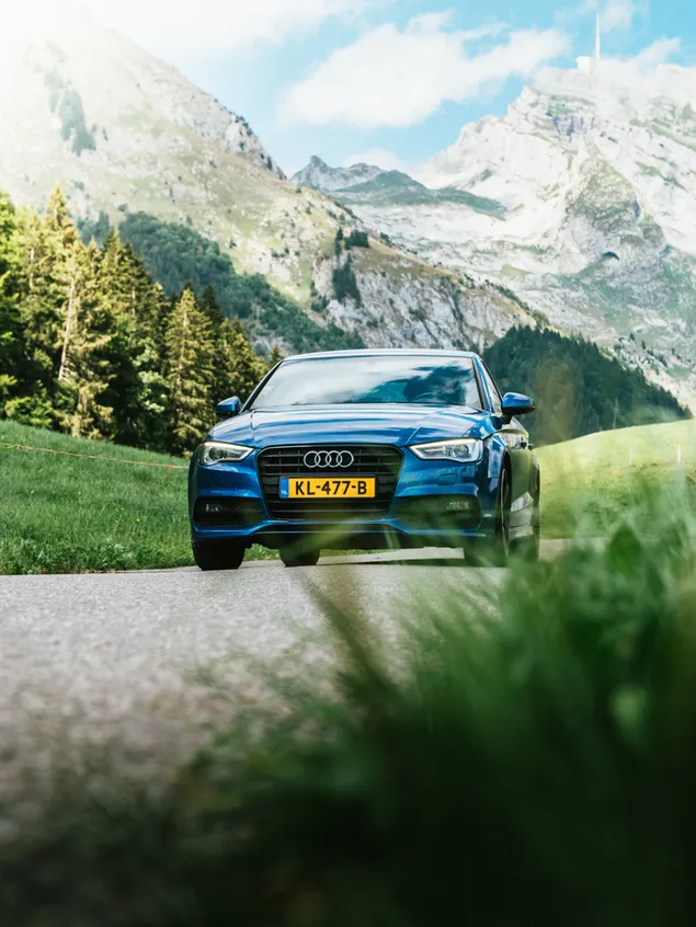 Vehículo Audi azul que viaja por carretera