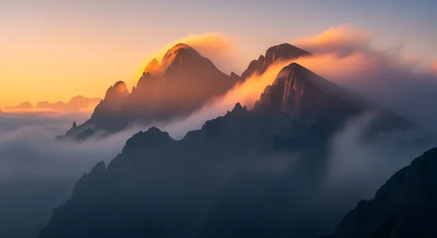 Soluppgångens slöja över toppar 8K bakgrund