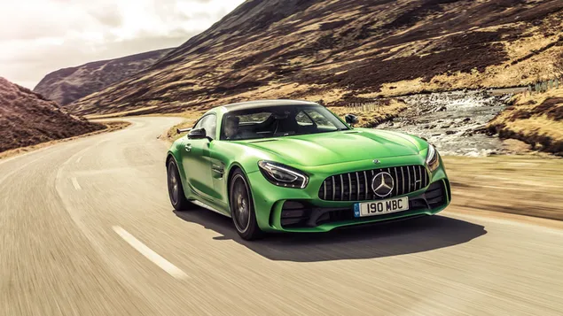 Verde, maravilla tecnológica Mercedes conduciendo por carretera asfaltada en zona rural descargar