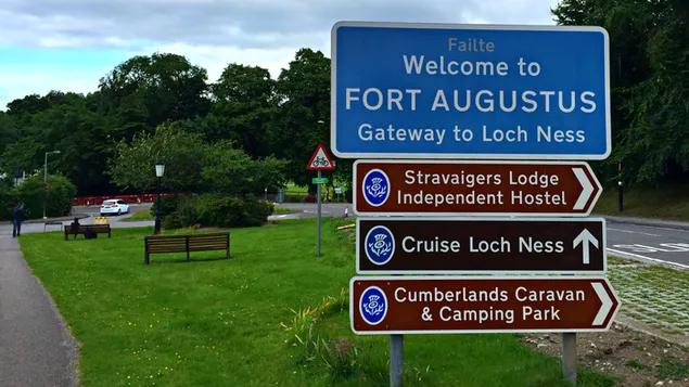 Viaje a Escocia, visite Fort Augustus y navegue hasta Lock Ness