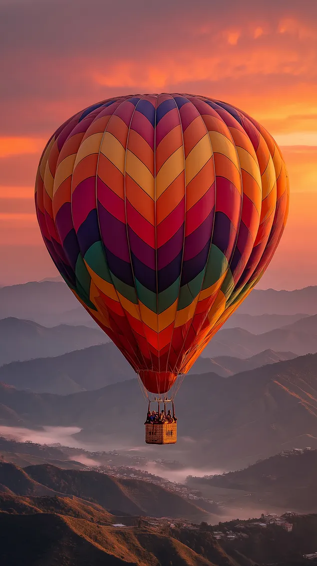 eloisa ilmapallo kohoaa sumuisten vuorenhuippujen ylla auringonlaskun aikaan lataa