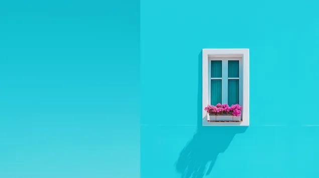 鮮やかな青い壁、白い枠の窓、そして花箱 2K 壁紙
