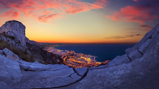 vista dalla cima della montagna: monaco di notte scarica